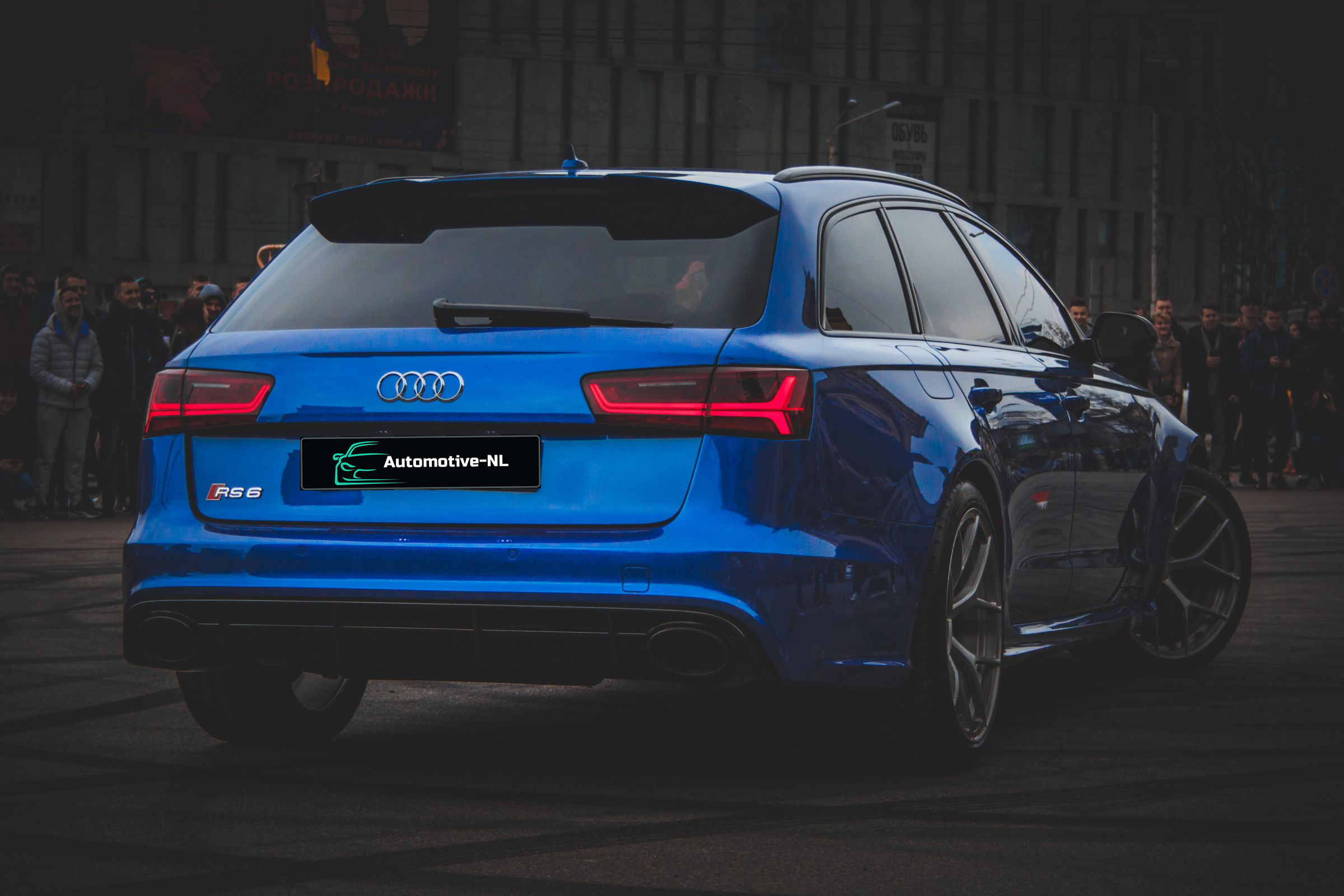 Blauwe Audi RS6 Avant met Automotive-NL-kentekenplaat